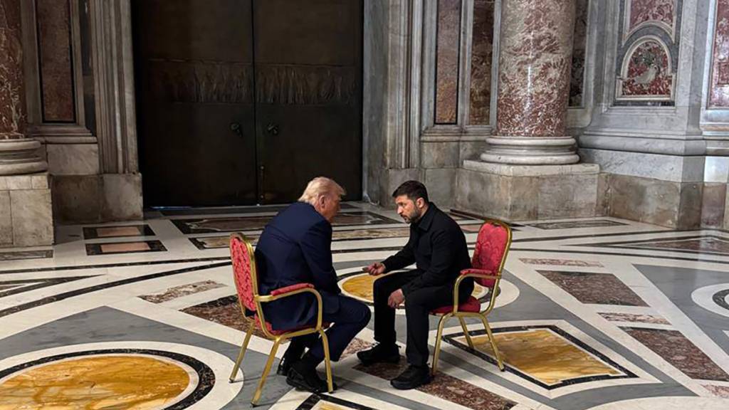 dpatopbilder - HANDOUT - Wolodymyr Selenskyj und US-Präsident Donald Trump bei ihrem Gespräch im Vatikan. Foto: Uncredited/Ukrainian Presidential Press Service/AP/dpa/Archivbild - ACHTUNG: Nur zur redaktionellen Verwendung und nur mit vollständiger Nennung des vorstehenden Credits
