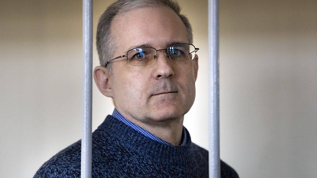 ARCHIV - US-Amerikaner Paul Whelan, der Ende 2018 wegen Spionageverdachts in Russland verhaftet wurde, steht hinter Gittern und wartet auf eine Anhörung in einem Gerichtssaal. Foto: Alexander Zemlianichenko/AP/dpa