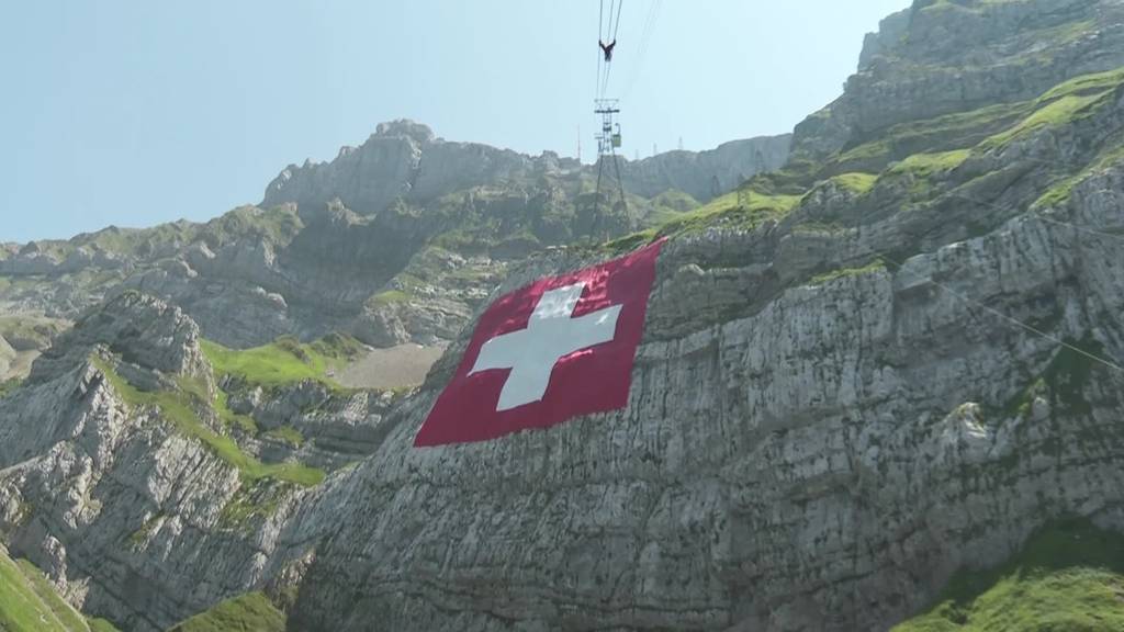 1. August: Grösste Schweizerfahne der Welt hängt am Säntis