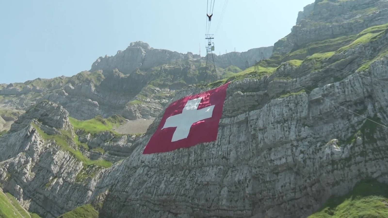 Die Schweizerfahne am Säntis ist ausgerollt aber nur bis Samstag