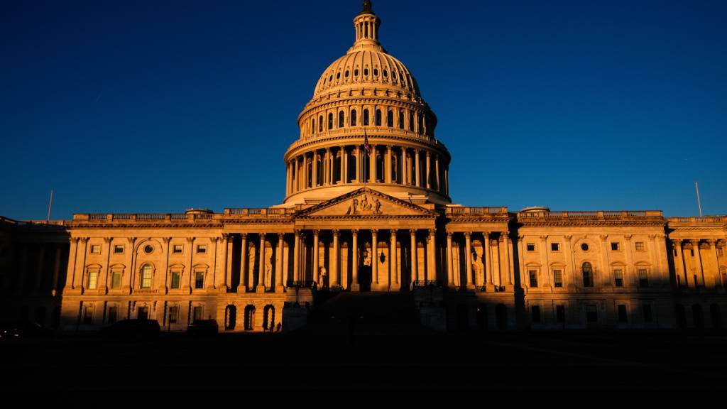 ARCHIV - Das Kapitol ist kurz nach Sonnenaufgang zu sehen. Foto: Julia Demaree Nikhinson/AP/dpa