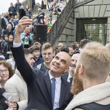 Hier posieren die Bundesräte für Selfies beim Apéro in Winterthur
