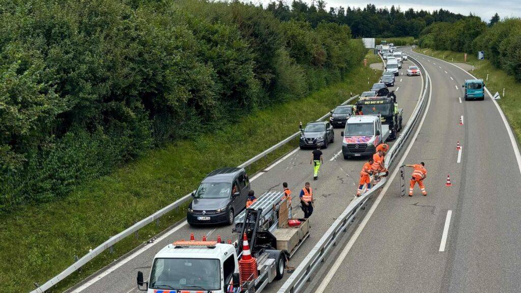 Ein Auto fuhr am Montagnachmittag auf der A52 bei Ottikon gegen die Mittelleitplanke.