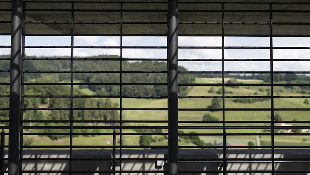 Blick durch das Gitter des Spazierhofs in der Justizvollzugsanstalt JVA Thorberg.