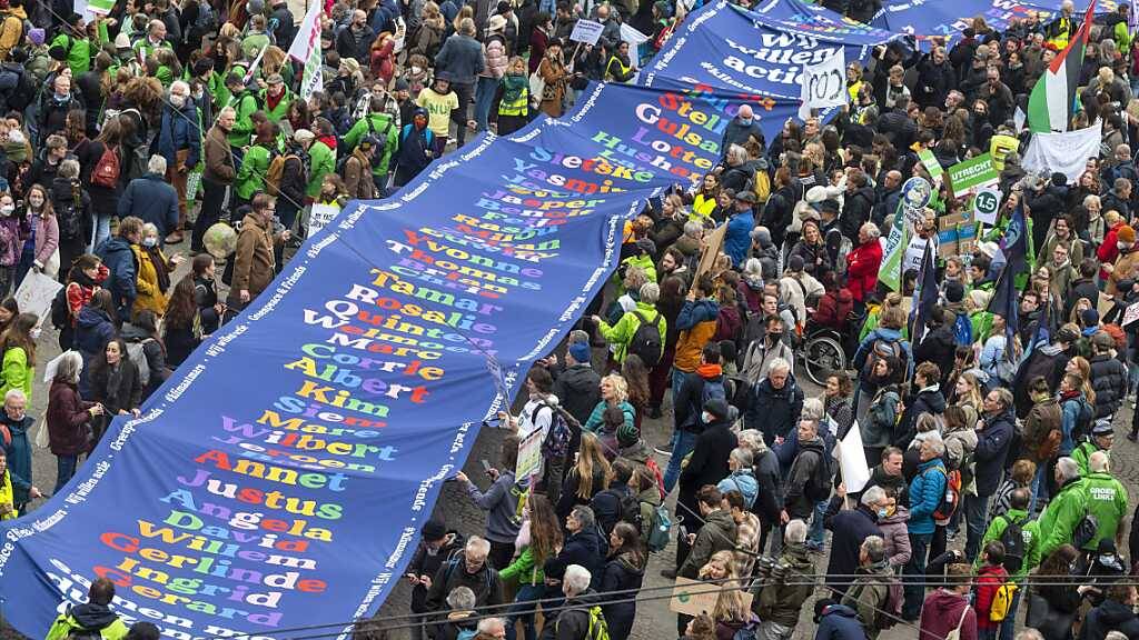 Tausende Menschen demonstrierten in Amsterdam für mehr Klimaschutz. Die Organisatoren sprachen von 40.000 Teilnehmern. Foto: Evert Elzinga/ANP/dpa