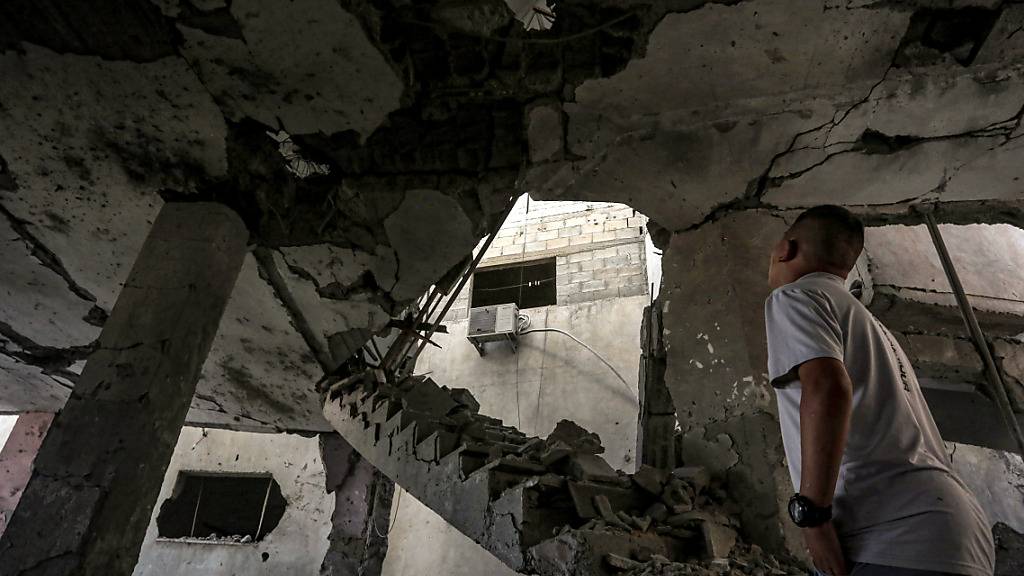 Ein Palästinenser inspiziert die Schäden im Westjordanland nach israelischen Angriffen vor wenigen Tagen. Foto: Ayman Nobani/dpa