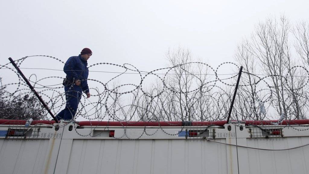 Ungarischer Polizist patrouilliert an der stark befestigten Grenze zu Serbien