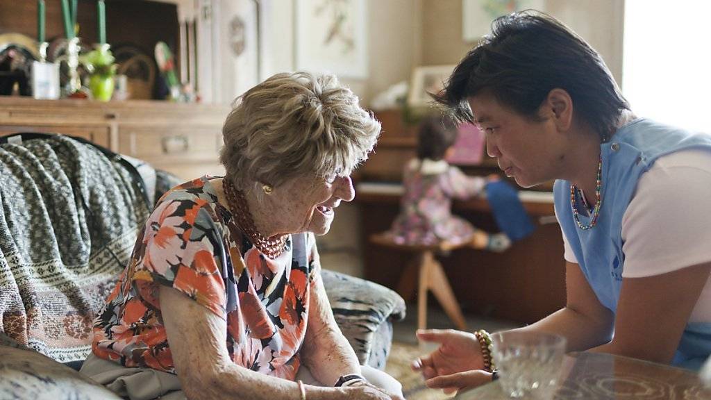 Eine Spitex-Mitarbeiterin kümmert sich um eine betagte Frau. Mehr als die Hälfte der über 65-Jährigen weltweit haben laut ILO keinen Zugang zu solcher Pflege.