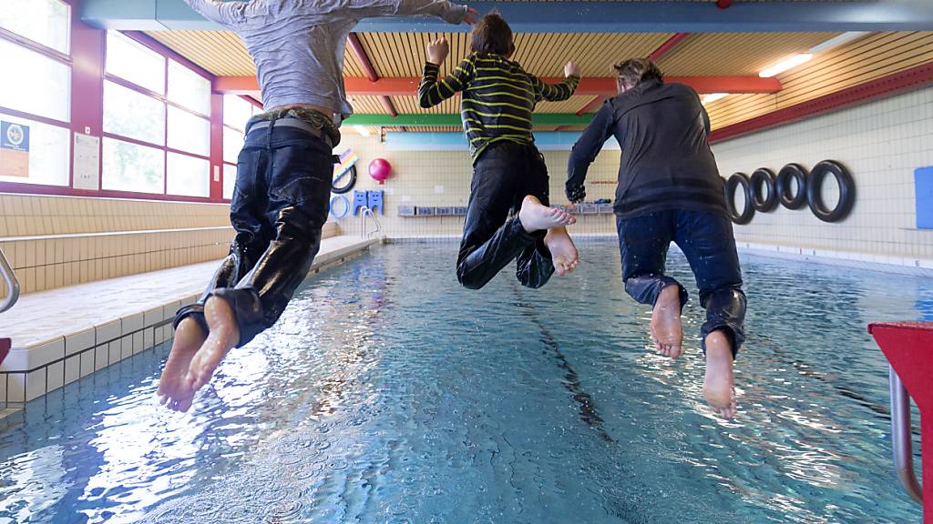 Solche Szenen möchte die Lebensrettungs-Gesellschaft flächendeckend: Zürcher Kinder lernen, wie man mit Kleidung schwimmt. (Archivbild)