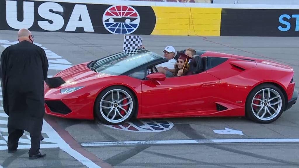 Das Diplom im Lamborghini abholen