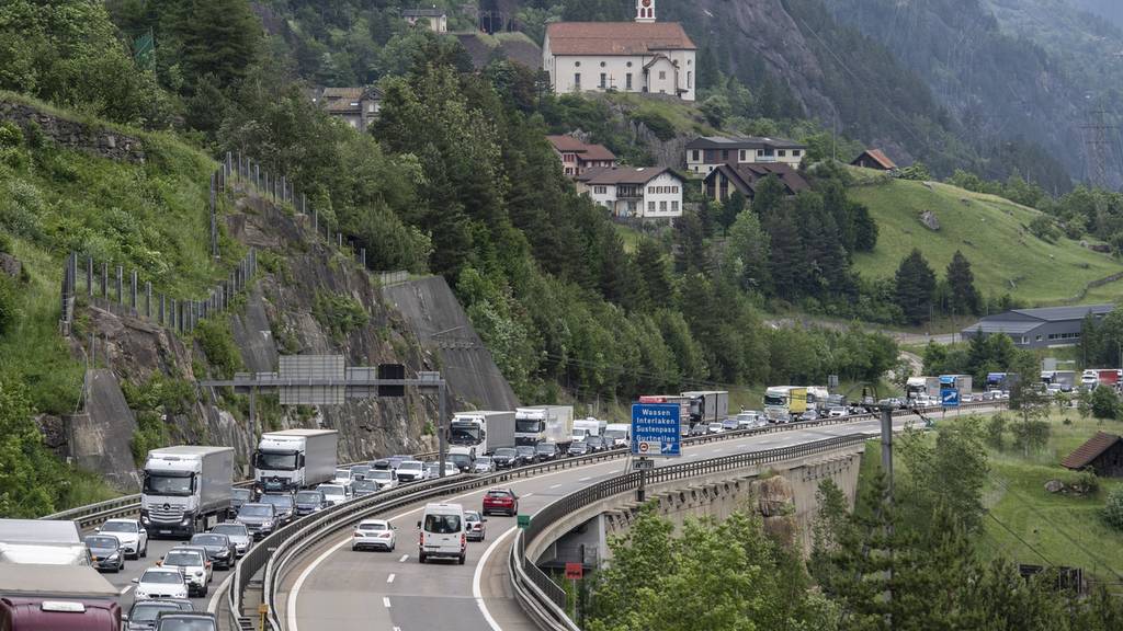 Der Verkehr am Gotthard zieht an ++ Personen tummeln sich auf der Fahrbahn