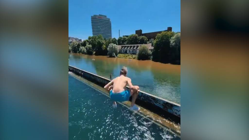 Andri Ragettli springt waghalsig ins Wasser