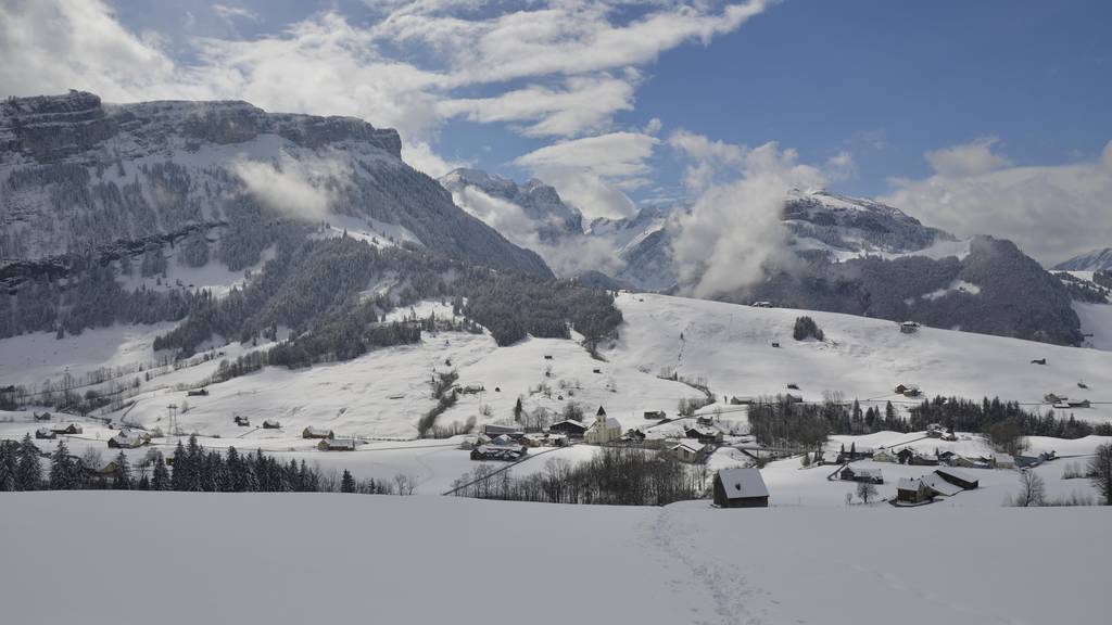 Bei Brülisau wird man mit einer herrlichen Aussicht auf den Alpstein belohnt. (Bild: Heinz Staffelbach/NZZ) Bellevue