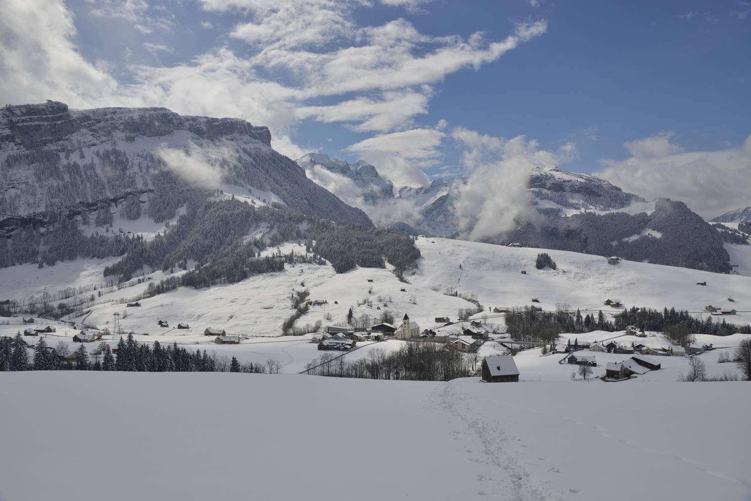 Bei Brülisau wird man mit einer herrlichen Aussicht auf den Alpstein belohnt. (Bild: Heinz Staffelbach/NZZ) Bellevue