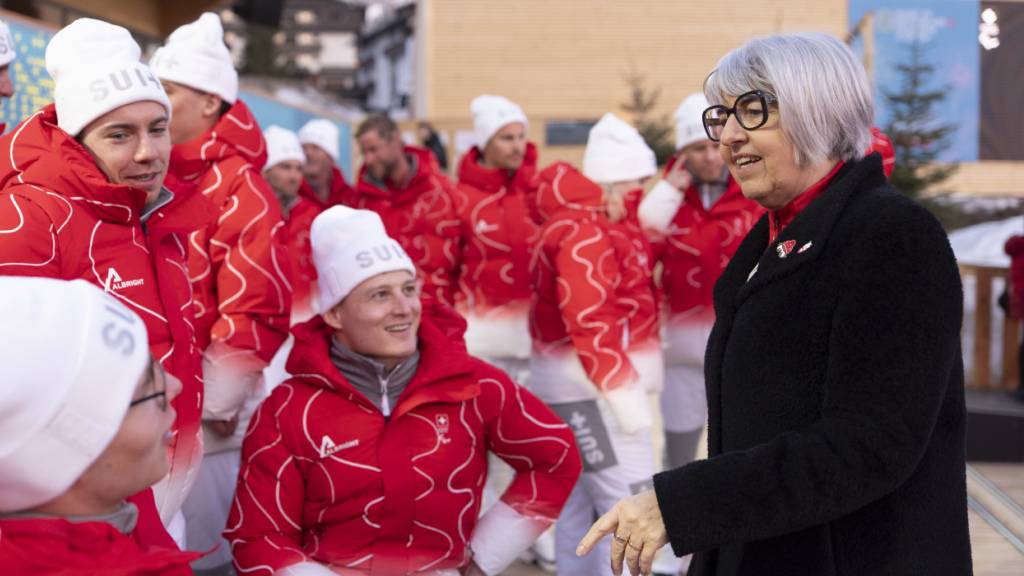 Bundesrätin Elisabeth Baume-Schneider unterhält sich mit den Schweizer Athleten