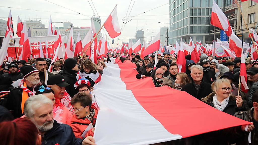 Seit zehn Jahren zelebriert die extreme Rechte Polens am 11. November der Marsch der Unabhängigkeit. Am Montag waren in der Hauptstadt Warschau wieder Zehntausende unterwegs.