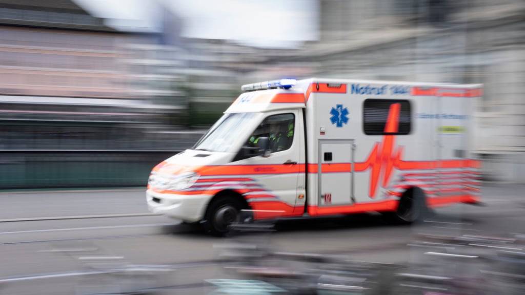 Die Ambulanz brachte die Töfffahrerin und die Fussgängerin verletzt ins Spital. (Symbolbild)