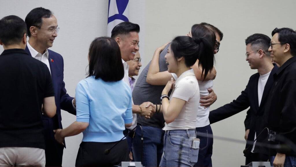 Abgeordnete der oppositionellen Nationalistischen Partei Taiwans und Parteimitarbeiter jubeln nach einer Pressekonferenz. 24 Abgeordnete der der oppositionellen Nationalistischen Partei  müssen sich in Taiwan einer Abberufungswahl stellen. Foto: ChiangYing-ying/AP/dpa