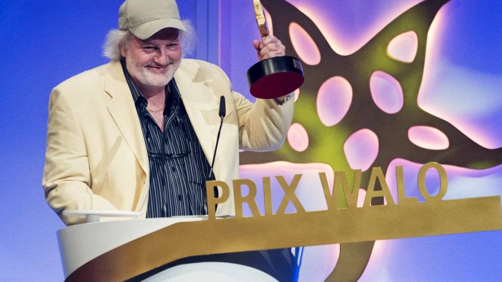 Peach Weber nimmt den Prix Walo in der Kategorie «Kabarett/Comedy» entgegen (Aufnahme vom 7. Mai dieses Jahres im Kongresshaus Zürich).