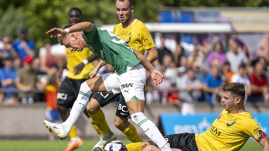 Delémonts 2:1-Torschütze Matteo Cesca stellt Christian Witzig und den St. Gallern ein Bein