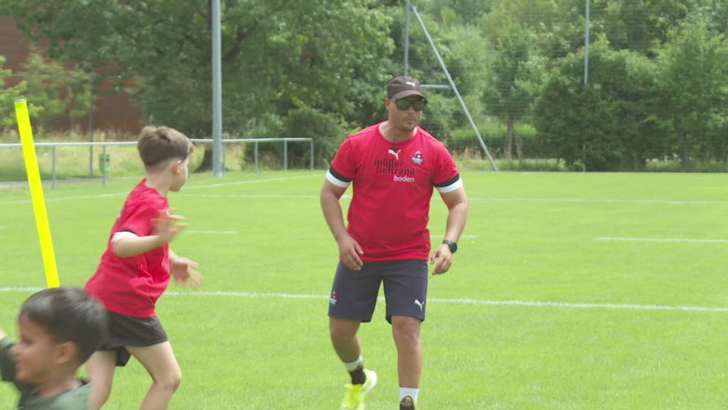 Südafrikanischer Rugby-Star trainiert mit Kindern
