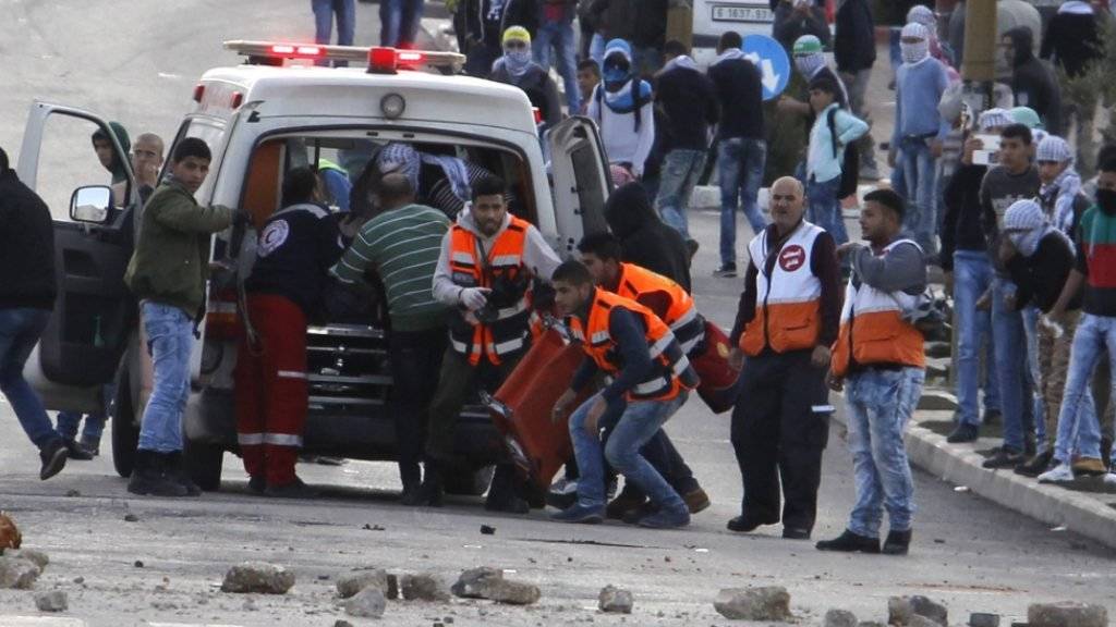 Bergung von Verletzten nahe von Ramallah