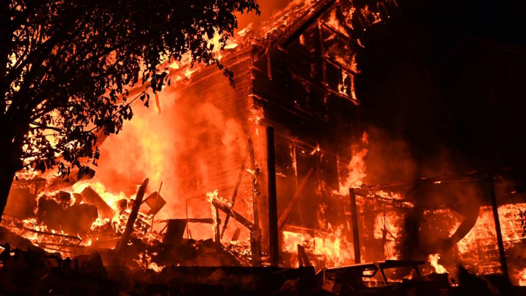 Das Doppeneinfamilienhaus und ein angebauter Schopf standen in Vollbrand.