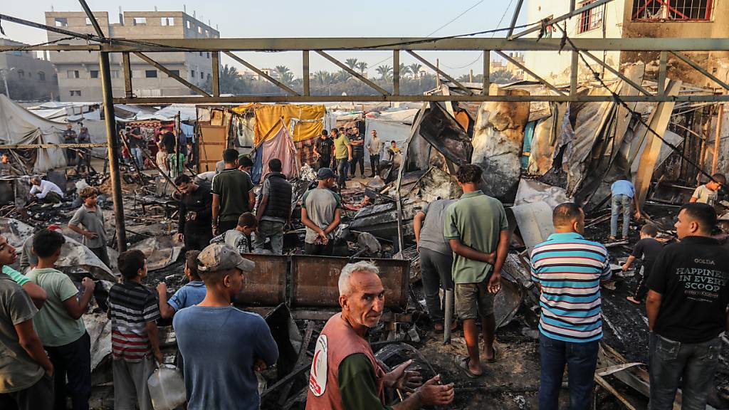 Palästinenser inspizieren die Überreste ihrer Zelte, die nach einem Angriff der israelischen Armee verbrannten. Foto: Abed Rahim Khatib/dpa