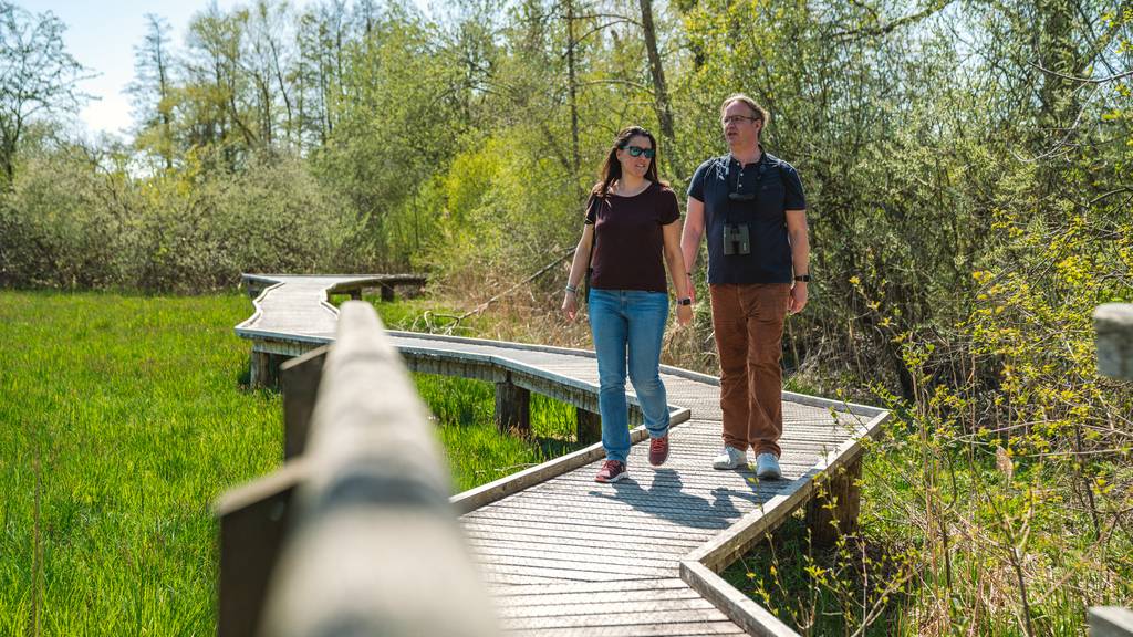 2021-birdlife-neearcherried-sommerkampagne-vergnuegen-holzssteg-paar-hero