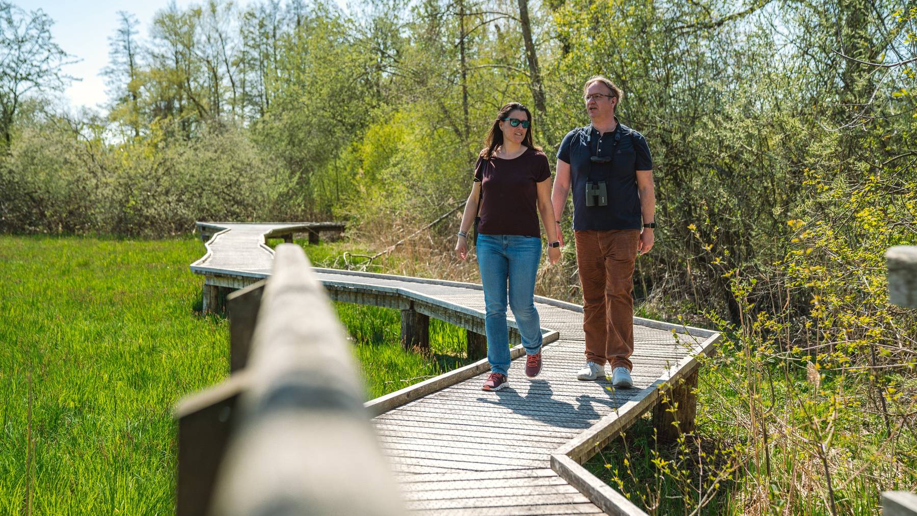 2021-birdlife-neearcherried-sommerkampagne-vergnuegen-holzssteg-paar-hero