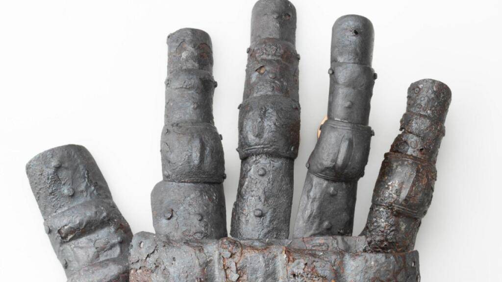 Sensationsfund in Kyburg: Die Zürcher Kantonsarchäologie entdeckte einen vollständigen Panzerhandschuh aus dem 14. Jahrhundert.