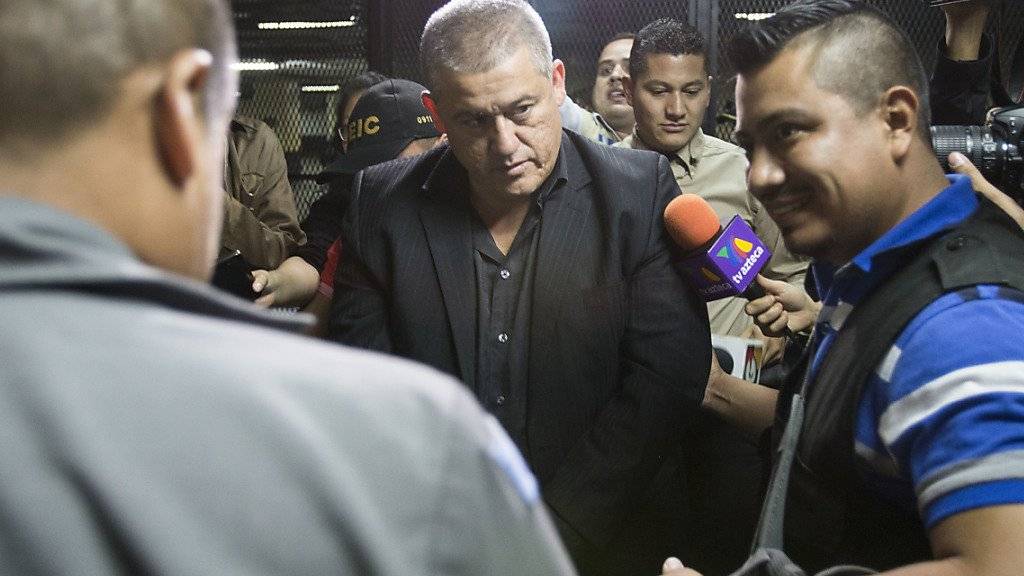 Guatemalas einstiger Sozialminister Carlos Rodas wird nach dem verheerenden Brand in einem Kinderheim von der Polizei abgeführt.