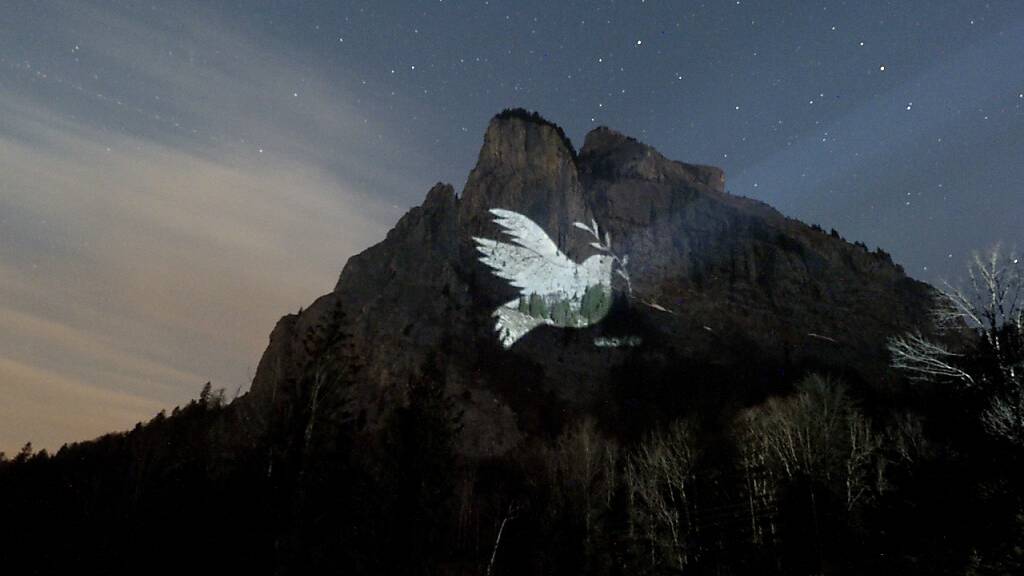 Für den Frieden in der Ukraine wurde am Samstagabend auf den Grossen Mythen im Kanton Schwyz die laut Unicef grösste Friedenstaube der Welt projiziert. Das Motiv stammt von der Schweizer Künstlerin Simone Torelli.