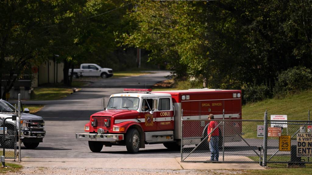 Ein Feuerwehrauto verlässt die Sprengstofffabrik Accurate Energetic Systems. Foto: John Amis/FR69715 AP/AP/dpa