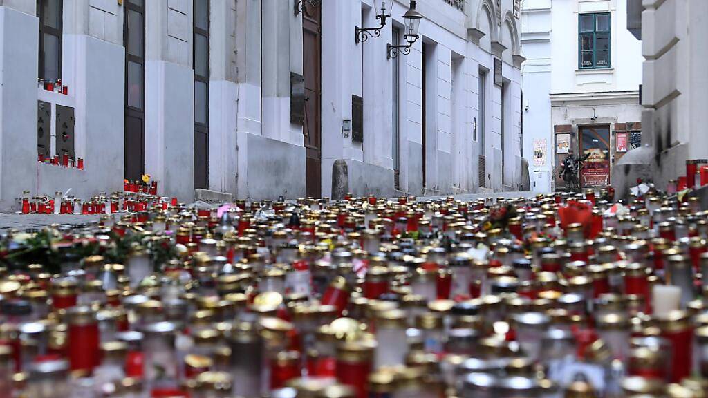 Kerzen und Blumen stehen als Gedenken an die Opfer des Terrorangriff am 2. November am Tatort in der Seitenstettengassen. Bei dem tödlichen Anschlag eines Islamisten sind vier Zivilisten getötet worden. Foto: Helmut Fohringer/APA/dpa