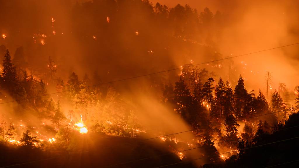 Der Waldbrand im Oberwallis konnte in der Nacht auf Dienstag noch nicht unter Kontrolle gebracht werden.