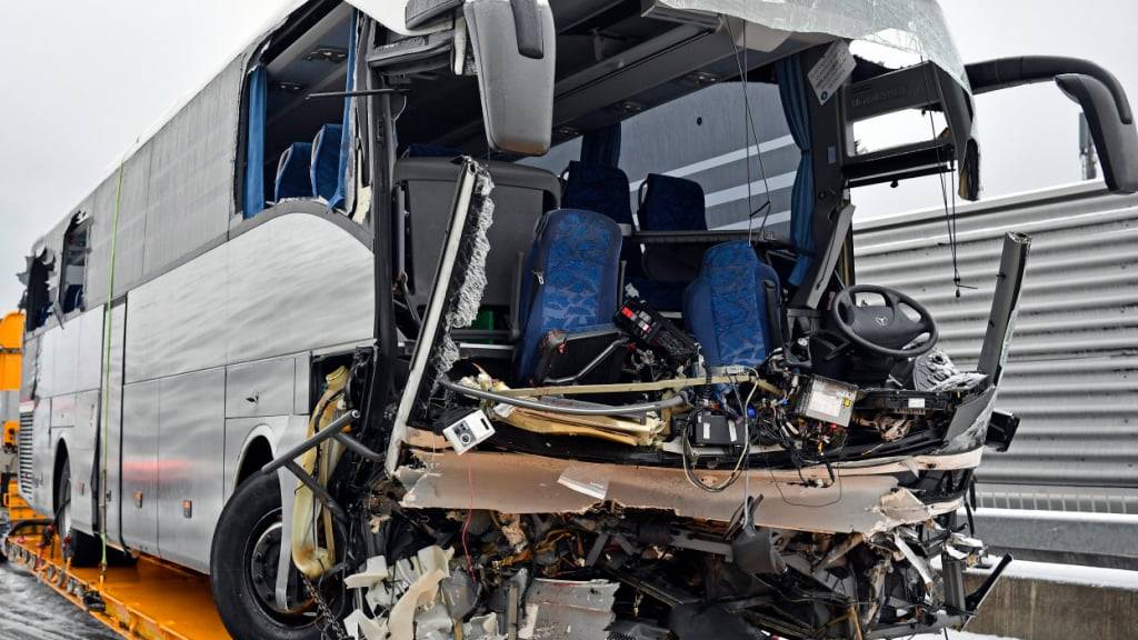 Im Dezember 2018 starben bei einem Unfall mit einem Flixbus in Zürich zwei Menschen. Der 64-jährige Chauffeur des Fahrzeugs muss sich heute vor dem Zürcher Obergericht verantworten. (Archivbild)