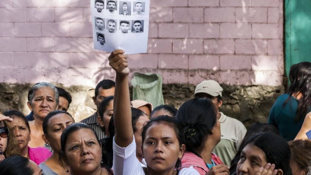 Kein Familienbesuch gestattet wegen Notstands: Frauen erinnern vor einer Haftanstalt in El Salvador an Opfer einer Gefängnisrevolte. (Symbolbild)
