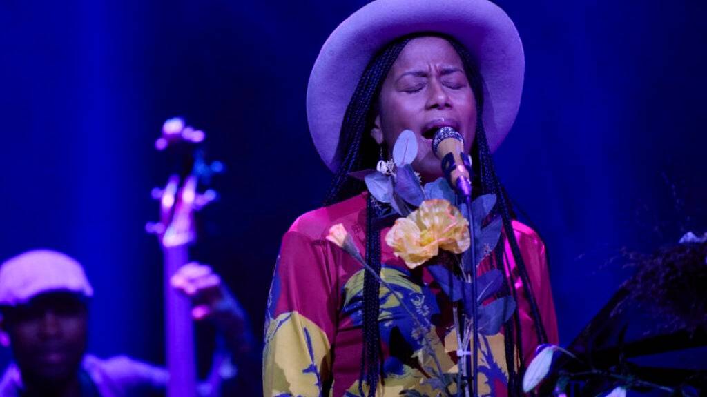 Künstlerin Aja Monet wurde für ihr Spoken-Word-Album für einen Grammy nominiert.