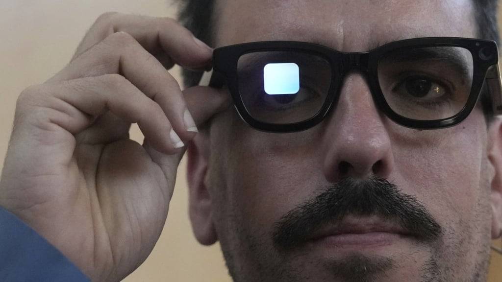 Ein Journalist der spanischen Zeitung El Confidencial testet auf der Entwicklerkonferenz von Google den Prototyp der neuen Computer-Brille.
