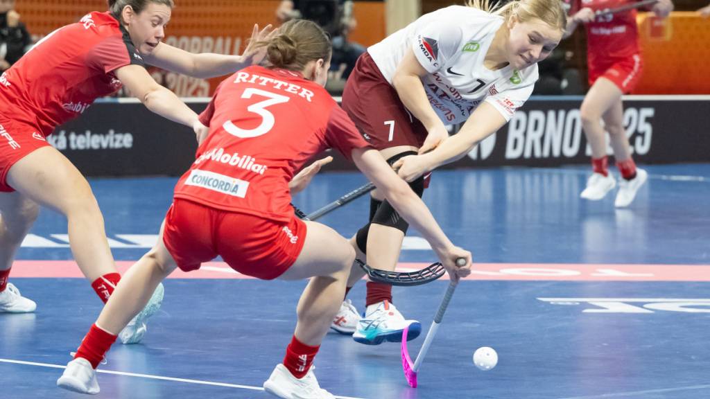 Der WM-Halbfinal gegen Serien-Weltmeister Schweden wird für die Schweizer Frauen mit Naja Ritter (Nr. 3) kompliziert