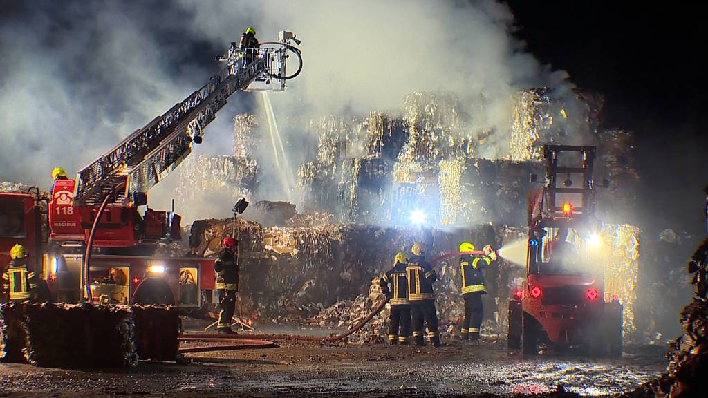 Feuer auf Industrieareal – Altkarton-Ballen in Brand geraten