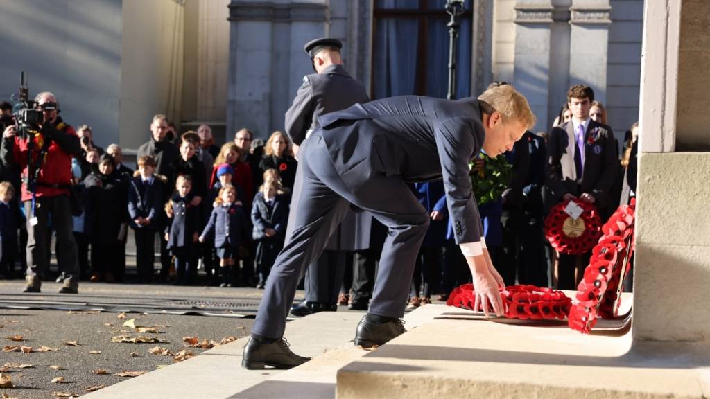 Grant Shapps, Verteidigungsminister von Großbritannien, bei der Kranzniederlegung während der Gedenkfeier zum Waffenstillstandstag am Centotaph in London. Foto: Cpl Tim Hammond/PA Media/dpa