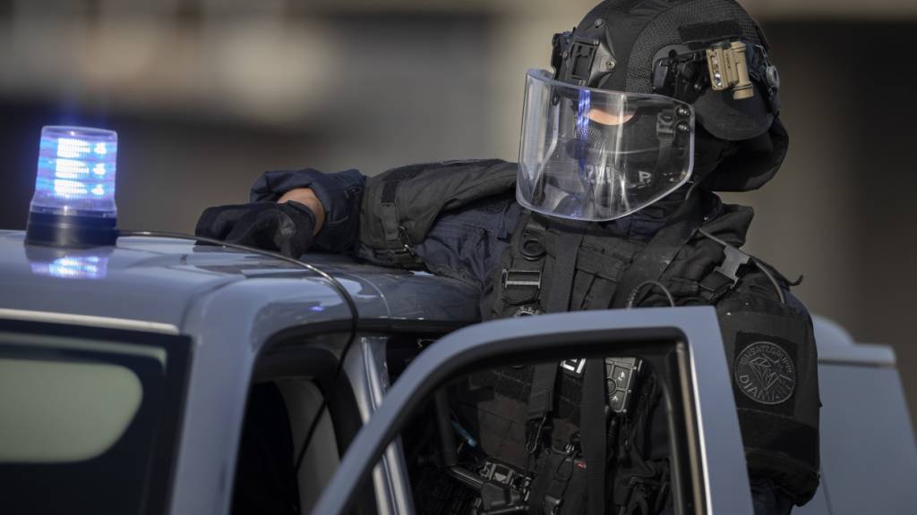Der Kantonsrat will die Polizei ausbauen. Kosten soll dies allerdings nichts. Bild eines Polizisten der Einsatzgruppe Diamant, die für Hochrisikosituationen bereitsteht. (Symbolbild)