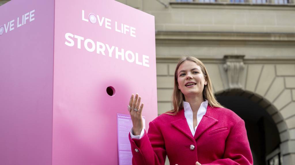 Yaël Meier, Verantwortliche für die Umsetzung der Love Live-Kampagne des BAG, vor der «Storyhole»-Box auf dem Berner Bundesplatz.