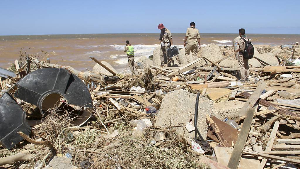 Ein Suchteam sucht in den Trümmern nach Überlebenden nach den schweren Unwettern. Foto: Yousef Murad/AP/dpa
