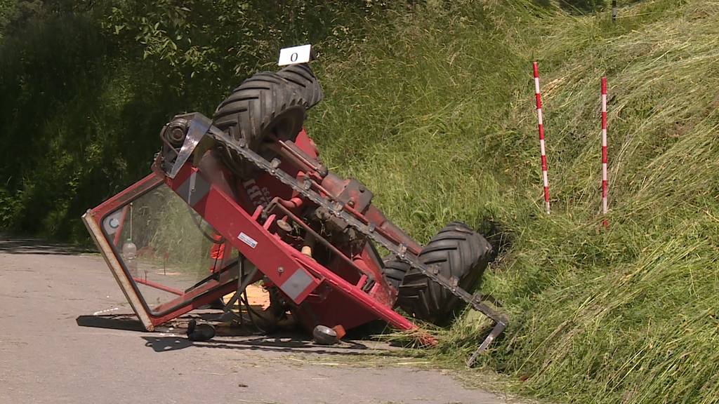 Mähtraktor kippt in Wädenswil: 73-Jähriger schwer verletzt