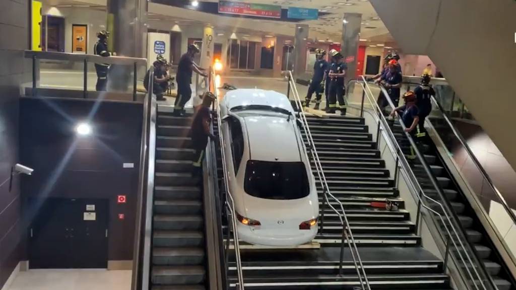 Autodieb bleibt auf Treppe von Metrostation in Madrid stecken
