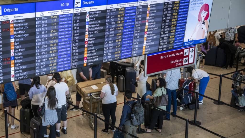 In Genf werden Flugreisende am Freitag Geduld brauchen. Wegen eines geplanten Streiks dürfte es erhebliche Verzögerungen und grosse Wartezeiten geben. (Archivbild)