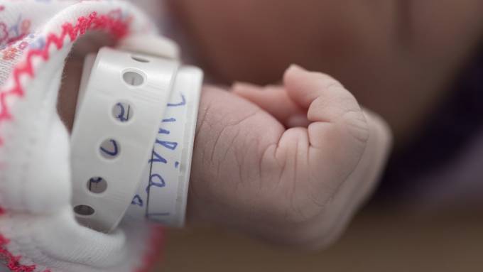 Expertinnen erklären: Von diesen Babynamen solltest du die Finger lassen